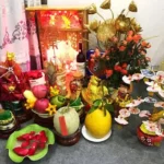 Gia chủ thực hiện nghi lễ cúng bái khi chuyển vị trí bàn thờ Thần Tài trong nhà