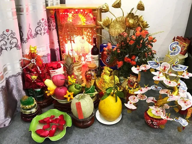 Cách Dời Bàn Thờ Ông Địa Trong Nhà Sang Vị Trí Mới Chuẩn Phong Thủy 2026 12 Gia chủ thực hiện nghi lễ cúng bái khi chuyển vị trí bàn thờ Thần Tài trong nhà