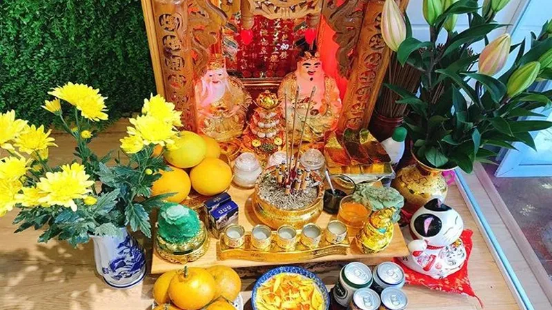 Không nên dùng khăn ướt lau chùi bàn thờ