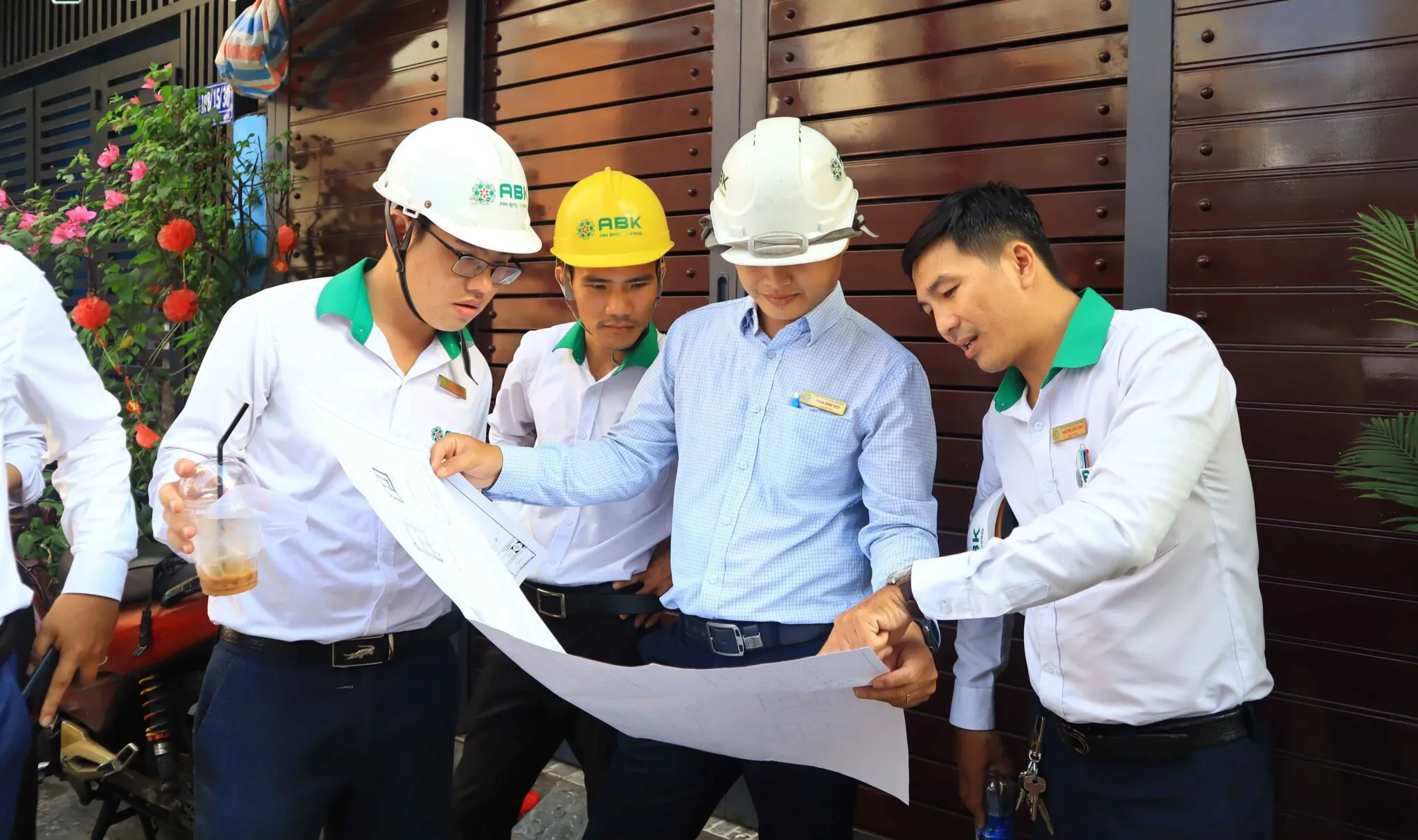 Sửa cổng nhà cần xem tuổi gia chủ để chọn ngày tốt