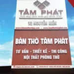 Không gian trưng bày bàn thờ treo tường gỗ hương tại cửa hàng phong thủy uy tín