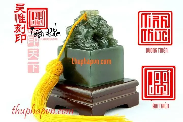 Cận cảnh khắc triện chìm và nổi (âm triện và dương triện) trên đá ngọc bích, minh họa kỹ thuật chế tác thư pháp triện thư.