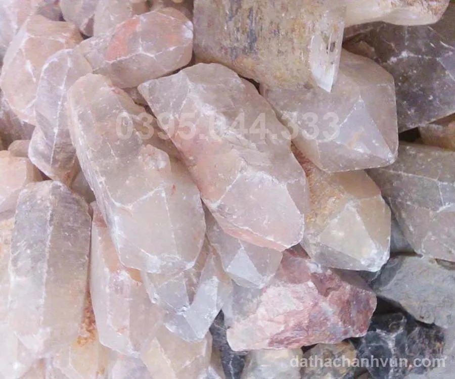 Thạch anh trắng nguyên khối có cấu trúc tinh thể lục giác đặc trưng