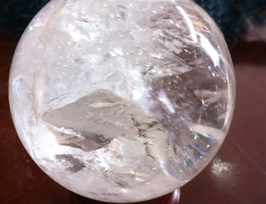 Cận cảnh vân đá thạch anh trắng tự nhiên khi quan sát dưới ánh sáng mạnh