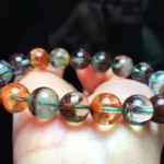 Cận cảnh vẻ đẹp của đá thạch anh ưu linh với các tinh thể rêu bên trong lòng đá