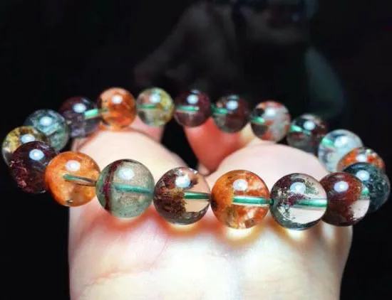 Thạch Anh Ưu Linh Hợp Mệnh Gì Để Chiêu Tài Lộc 2026? 5 Cận cảnh vẻ đẹp của đá thạch anh ưu linh với các tinh thể rêu bên trong lòng đá