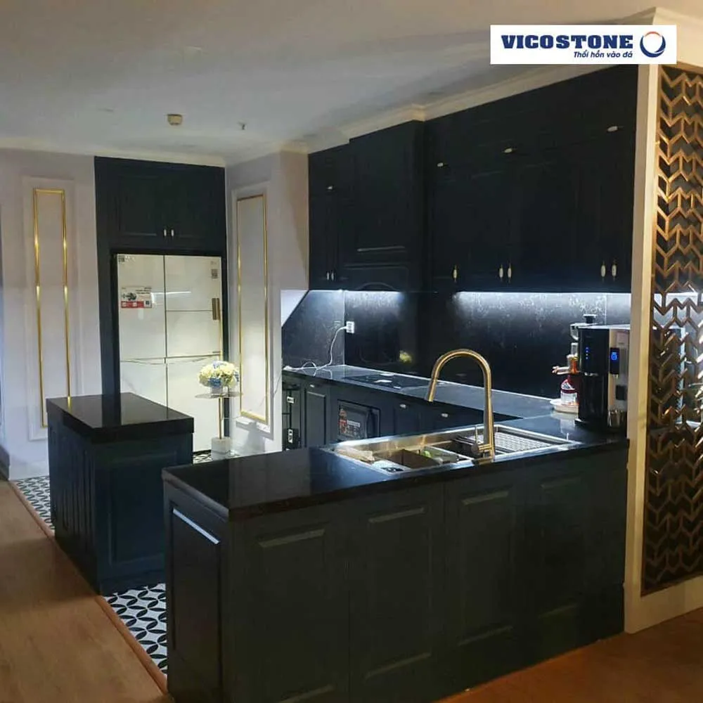 Phòng bếp kết hợp 2 tone màu đen - trắng sang trọng, huyền bí. Màu đen là màu tương sinh của mệnh Mộc, mang đến may mắn, tài lộc cho gia chủ.