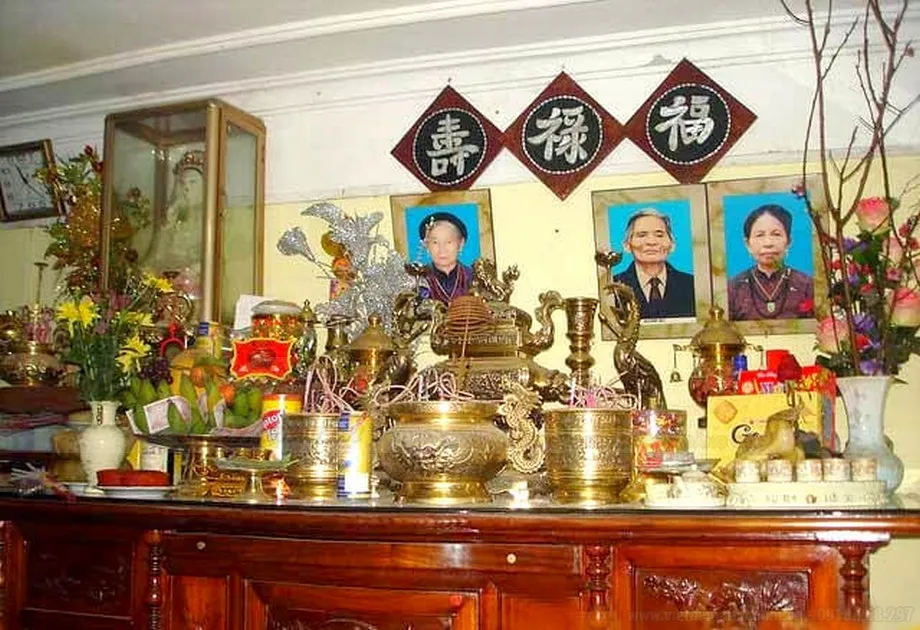 Đặt kính lên mặt bàn thờ có được không?