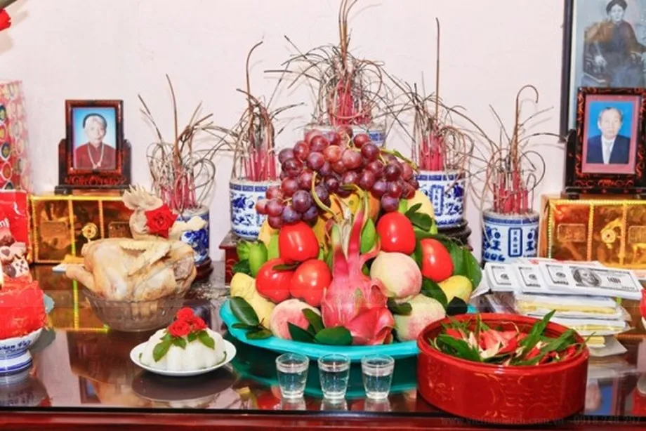 Đặt kính lên mặt bàn thờ có được không?