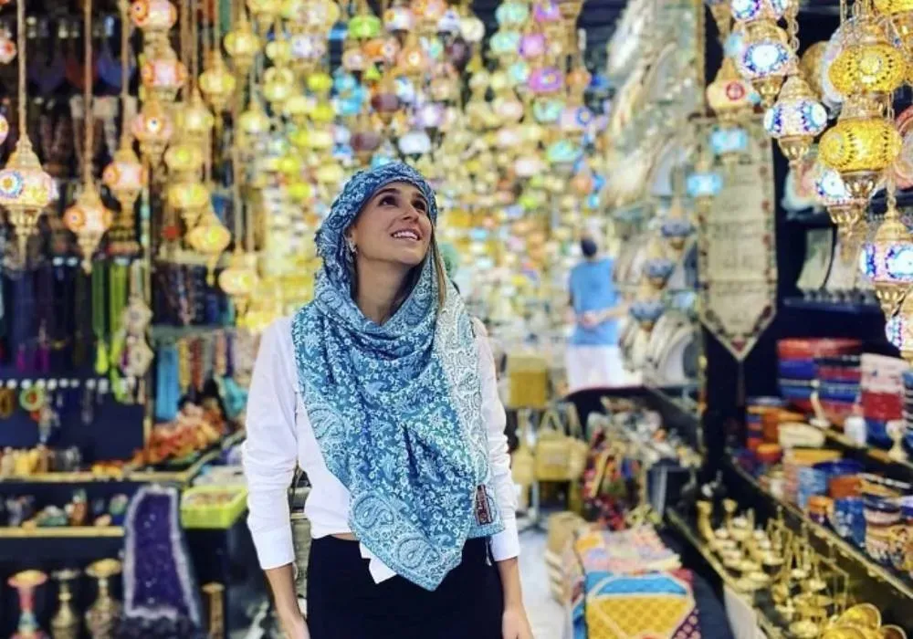 Kinh Nghiệm Chọn Quà Khi Đi Du Lịch Dubai 2026: Bí Quyết Hợp Phong Thủy 17 Đèn lồng Ả Rập bằng đồng chạm khắc thủ công tinh xảo biểu tượng của ánh sáng và niềm hy vọng