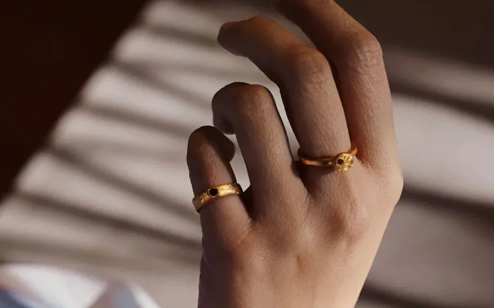 Ý Nghĩa Đeo Nhẫn Ngón Út, Nên Đeo Nhẫn Tay Nào? - 4
