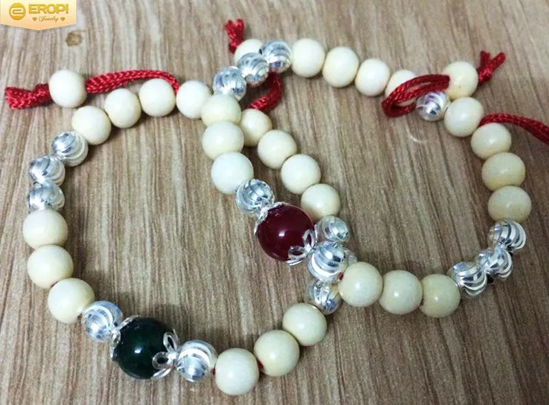 Vòng tay dâu tằm cho bé: Ý nghĩa phong thủy và cách chọn năm 2026 22 Cành dâu tươi được bóc vỏ, phơi khô, cắt khúc.