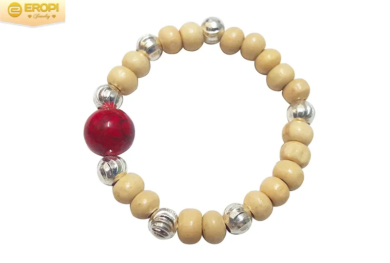 Vòng tay kết hợp giữa bạc và cây dâu tằm mang lại nhiều tác dụng hơn.