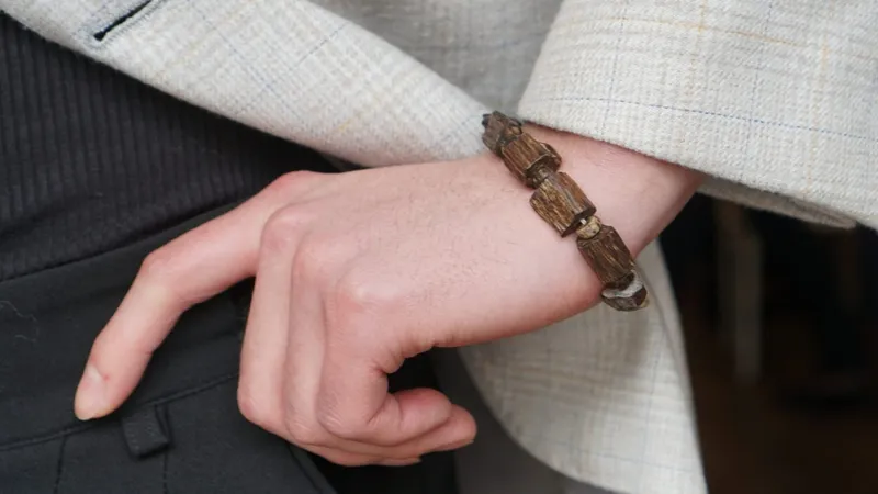 Đeo vòng trầm hương có tác dụng gì? Một chiếc vòng trầm hương tự nhiên với những vân dầu tinh tế