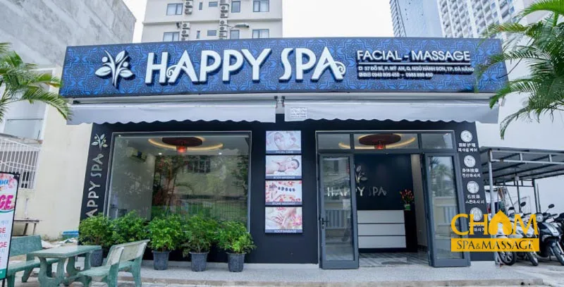 Nhân viên tư vấn nhiệt tình đang giới thiệu các gói dịch vụ chăm sóc sức khỏe cho khách hàng tại Happy Spa