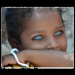 Đôi mắt xanh trong của bé gái Ấn Độ gợi liên tưởng đến pha lê tuyệt đẹp