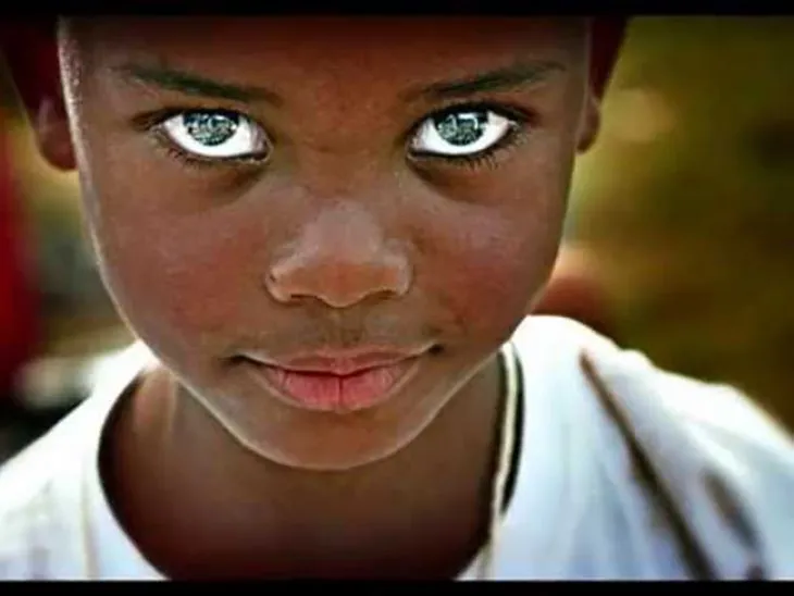 Chiều sâu của đôi mắt trẻ thơ gợi lên hình ảnh của cả một thế giới