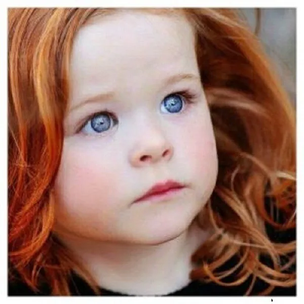 Màu mắt tím mơ mộng của trẻ thơ gợi nhớ đến đá quý Amethyst