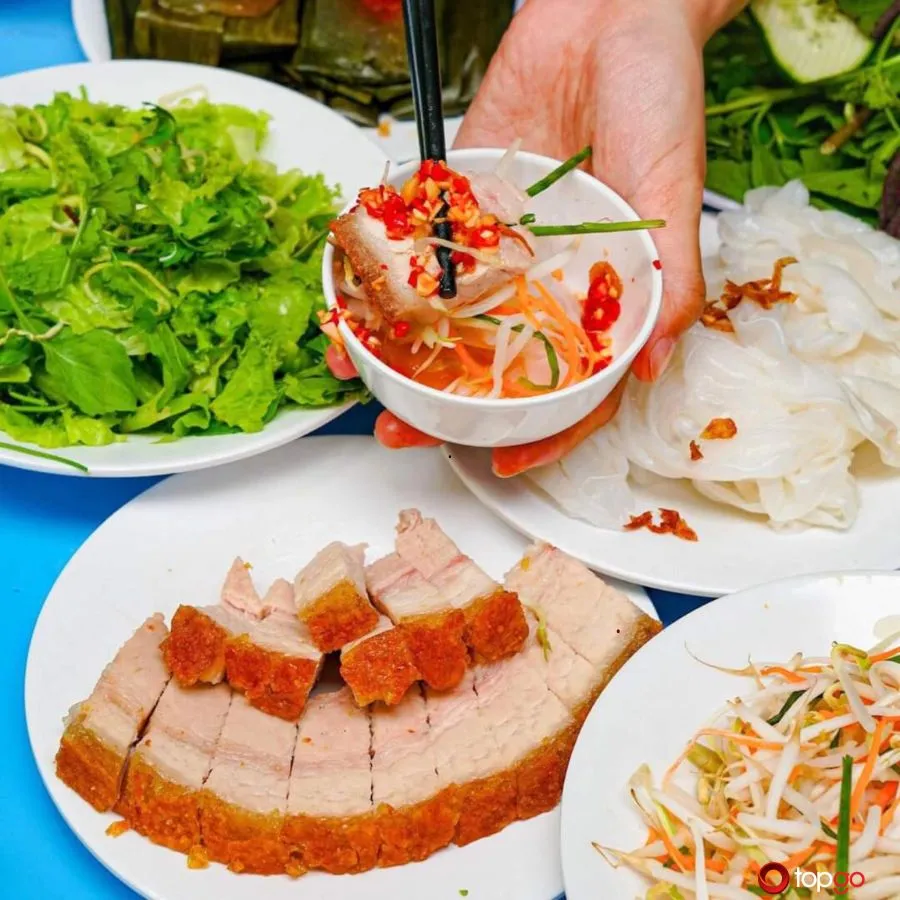 Bánh ướt thịt heo quay giòn rụm tại nhà hàng 141 Đỗ Bá Ngũ Hành Sơn Đà Nẵng