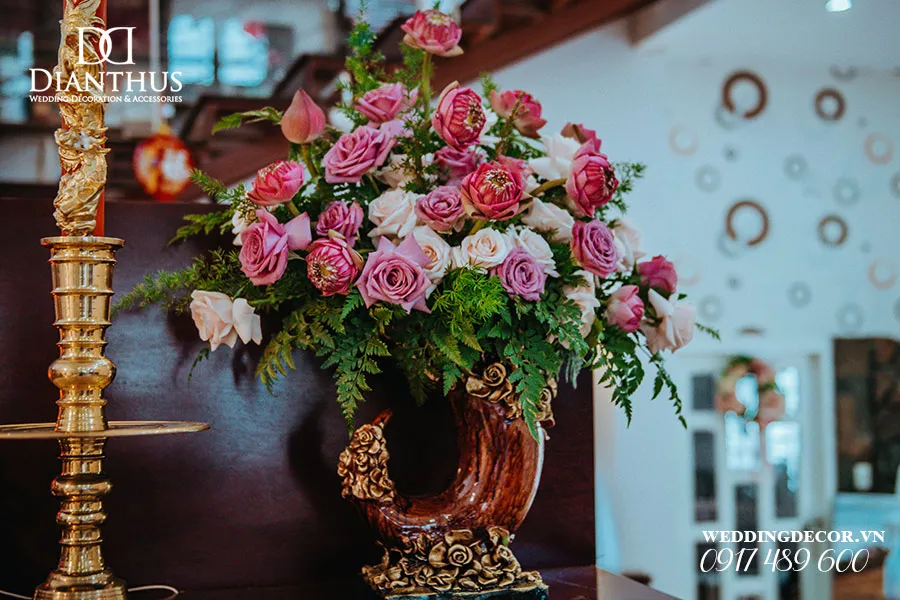 Các loại hoa hồng kết hợp cùng thạch thảo tạo nên vẻ đẹp hiện đại nhưng vẫn giữ được sự trang nghiêm cho bàn thờ