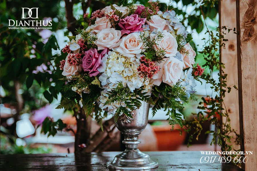 Sử dụng dịch vụ trang trí chuyên nghiệp giúp gia chủ yên tâm hơn về các quy tắc phong thủy hoa bàn thờ