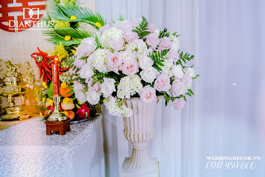 Tỷ lệ cân đối giữa bình hoa và không gian bàn thờ là yếu tố then chốt tạo nên sự hài hòa phong thủy