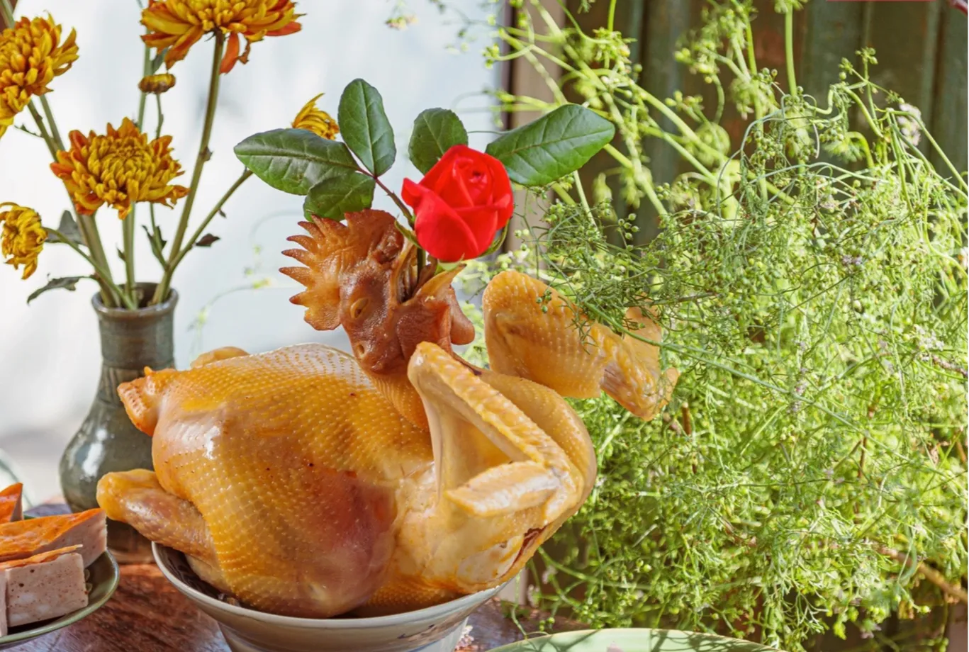 Gà luộc thế cánh tiên là lễ vật quan trọng trên mâm cỗ mặn.