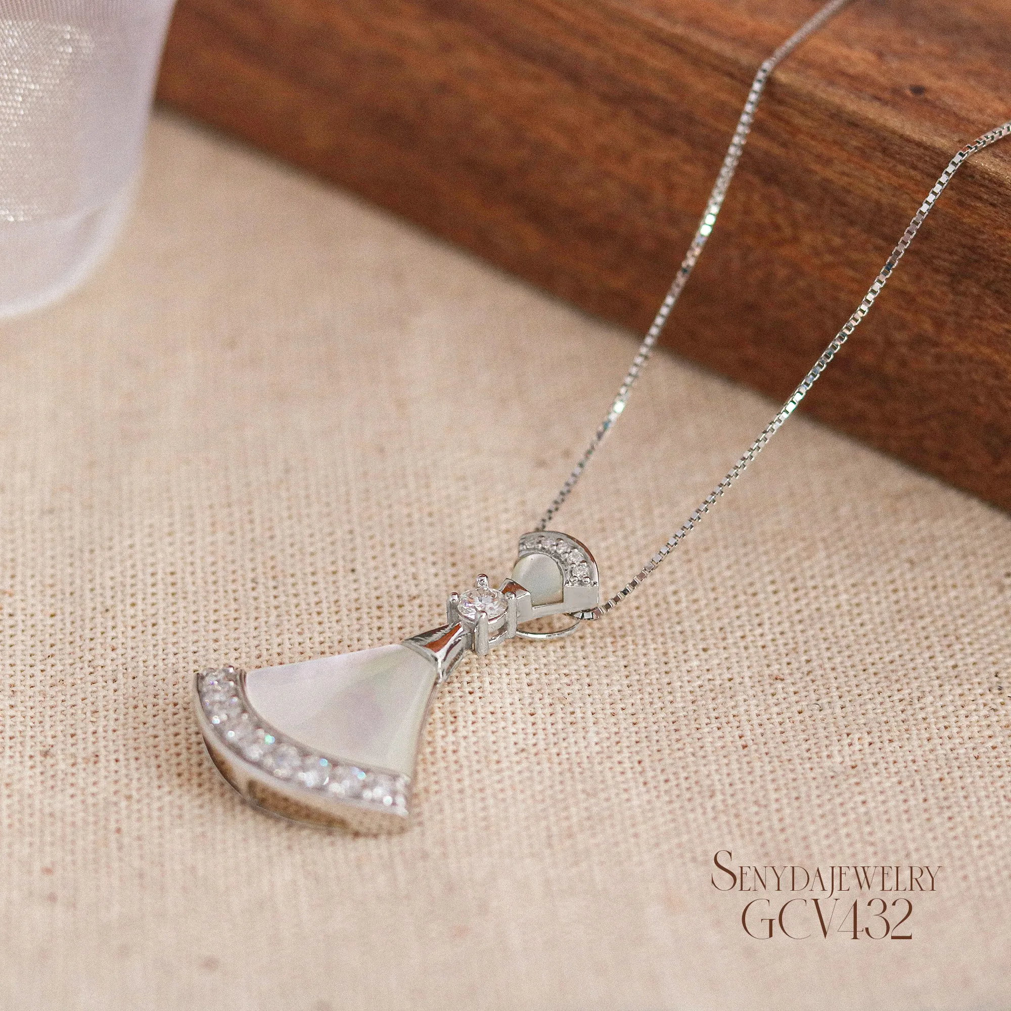 Chọn quà trang sức cho phụ nữ trung niên