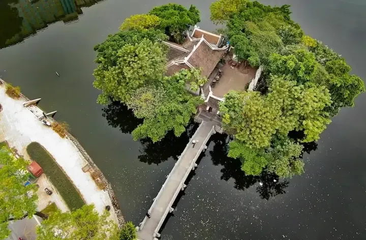 Góc nhìn bình yên từ bến thuyền hướng ra phía xa của Hồ Trúc Bạch trong ánh nắng chiều