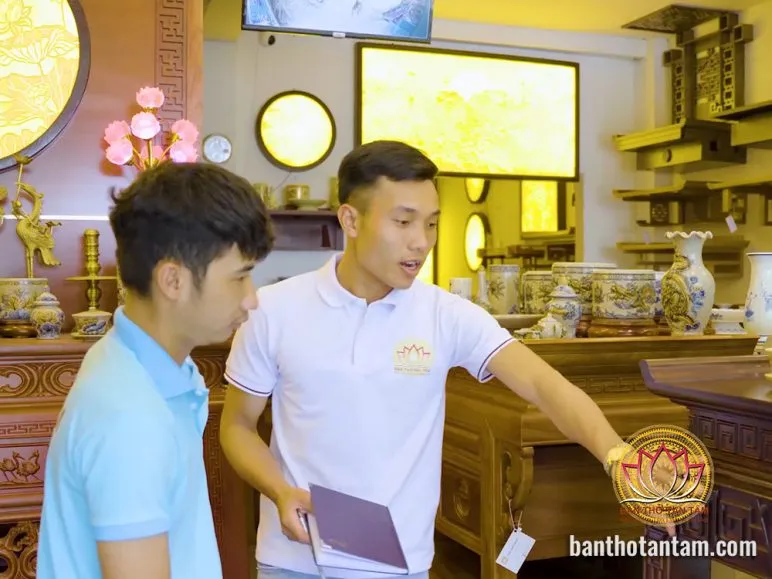 Gỗ tự nhiên mang lại vẻ đẹp bền vững cho không gian thờ cúng