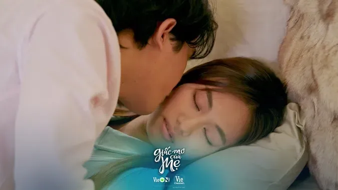 Kiên Cường trao cho Thanh Hằng nụ hôn ngọt ngào trong phòng riêng