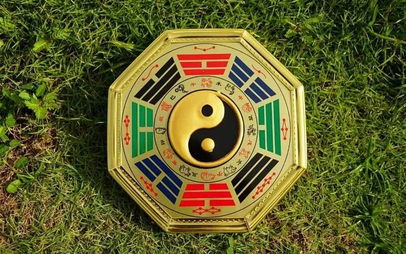 Cấu tạo 8 quẻ bao quanh Thái cực đồ biểu thị cho sự vận động của vạn vật và khả năng điều hòa trường khí trong phong thủy Bát Trạch.