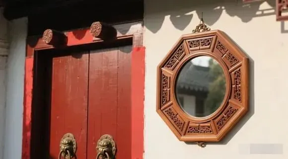 Thay vì đối đầu trực diện, gia chủ nên sử dụng các vật phẩm như hồ lô gỗ đào hoặc cây xanh để hóa giải sát khí từ gương bát quái đối diện.