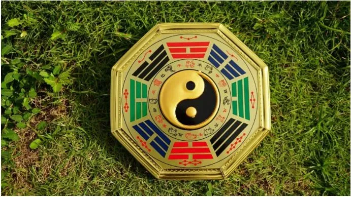 Gương bát quái phẳng là loại gương đa năng nhất, giúp hội tụ sinh khí và trung hòa các luồng khí xấu xung quanh không gian sống.