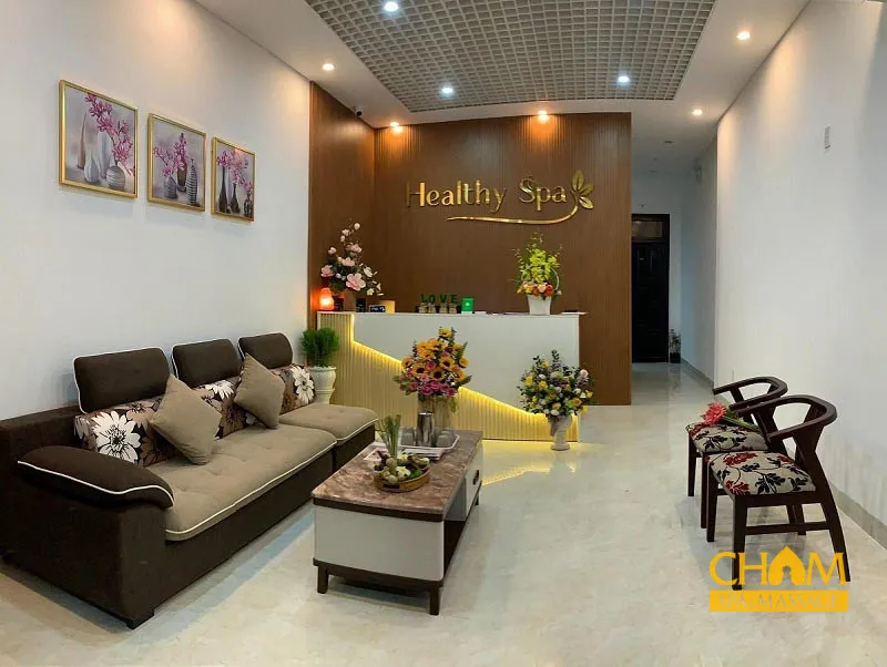 Nhân viên tại Healthy Spa đang thực hiện liệu trình massage đá nóng chuyên nghiệp cho du khách