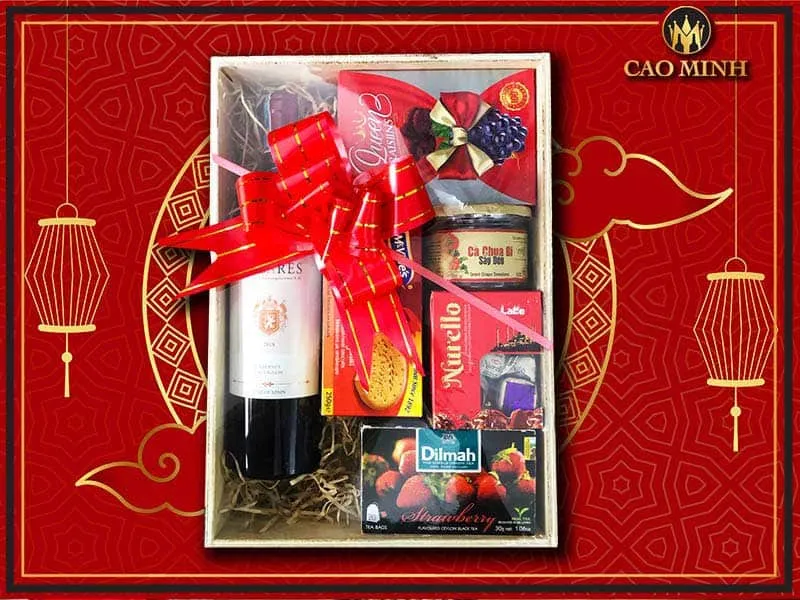 Cặp đôi đang tìm hiểu về các vật phẩm phong thủy để làm quà biếu gia đình người yêu trong dịp Tết 2026