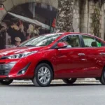 Xe màu đỏ tươi — màu tương sinh mạnh nhất với mệnh Thổ, kích hoạt năng lượng Hỏa nuôi dưỡng Thổ