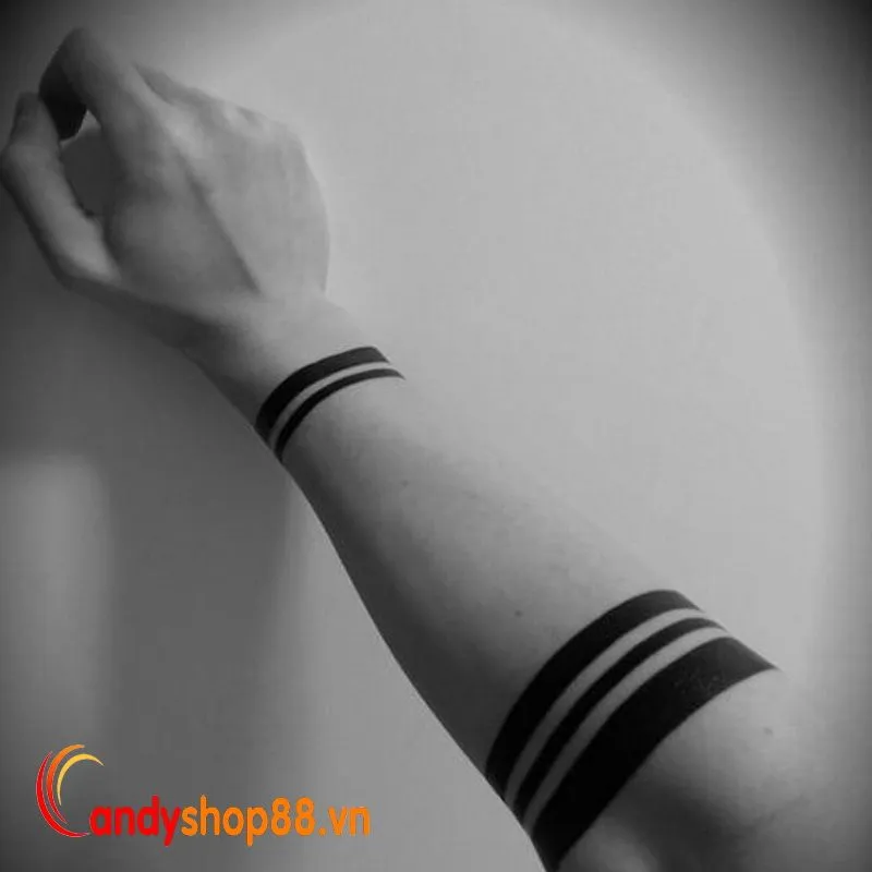 Hình xăm dán vòng tay đen đường thẳng tối giản trên cổ tay