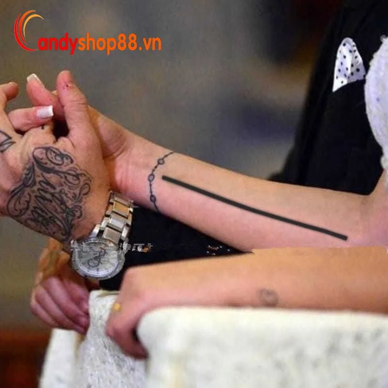 Hình xăm đường đen viền cổ tay