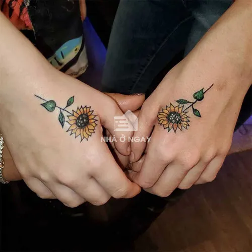 Hình xăm mini mặt trời hợp mệnh Thổ 1990