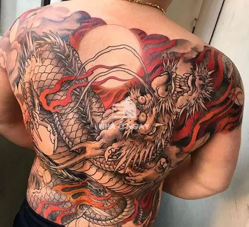 Hình xăm rồng lửa toàn thân hợp mệnh Thổ 1990