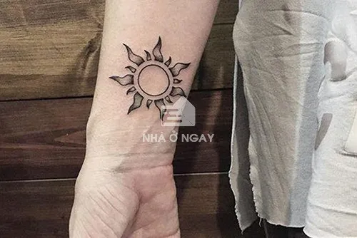 Hình xăm mặt trời mini hợp mệnh Thổ 1990