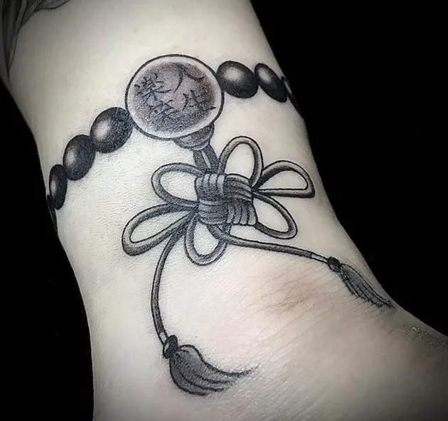 Hinh xam vong tay Nhat co chuoi hat