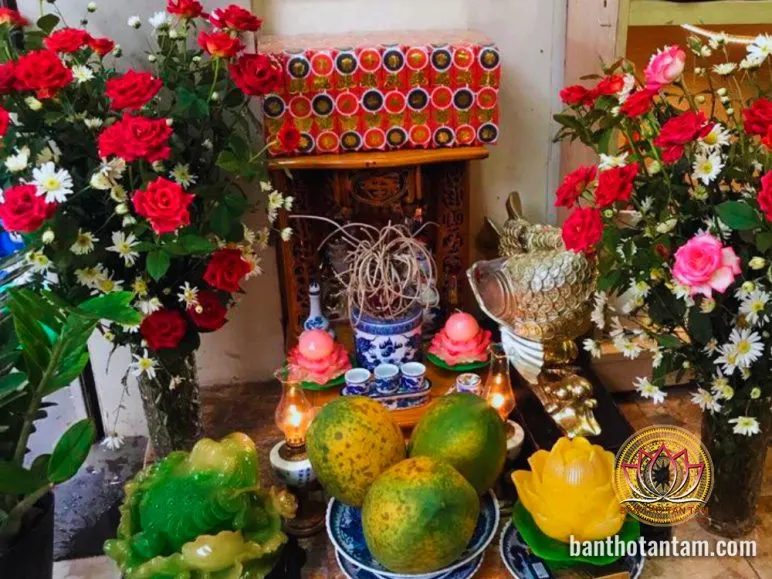 Hoa hồng đỏ tươi thắm dâng lên Thần Tài Ông Địa