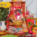 Hoa cúc vàng tươi tắn trên bàn thờ Thần Tài Ông Địa