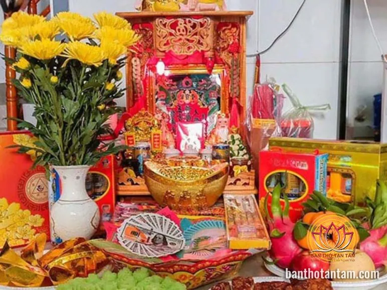 Hoa cúc vàng tươi tắn trên bàn thờ Thần Tài Ông Địa
