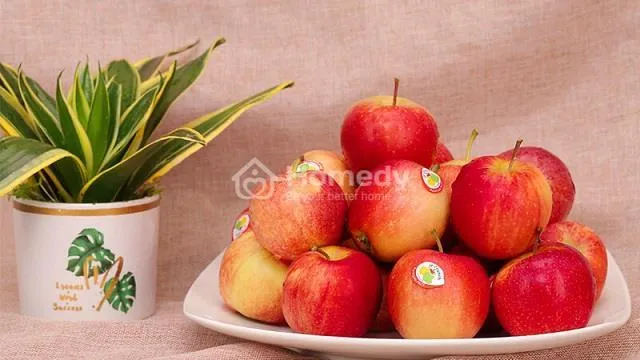 Cách bày mâm ngũ quả cúng rằm tháng 7 năm 2026 chuẩn phong thủy 38 Trái táo là biểu tượng cho sự an khang và thịnh vượng trên ban thờ