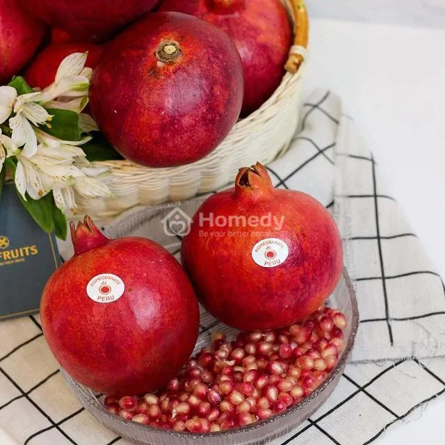 Quả lựu với nhiều hạt đỏ mọng tượng trưng cho sự sinh sôi nảy nở