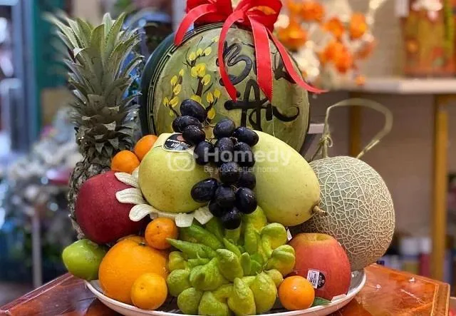Việc sắp xếp mâm quả cần sự tỉ mỉ và hài hòa về màu sắc ngũ hành