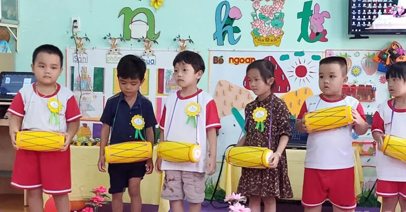 Các cô giáo mầm non hướng dẫn trẻ cách chăm sóc bản thân và sử dụng vật dụng cá nhân đúng cách